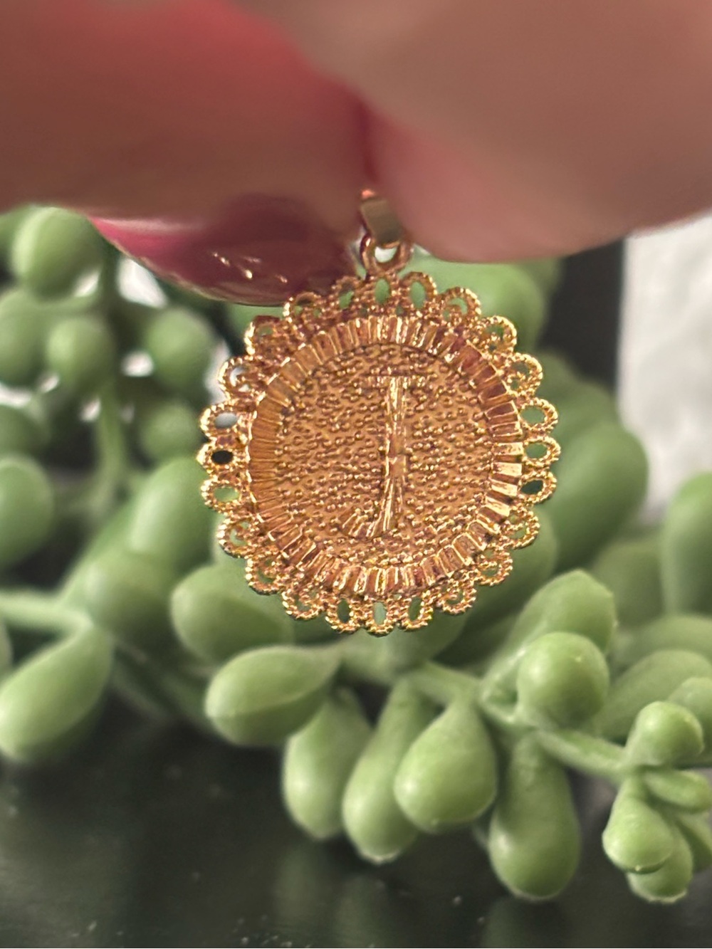 Delicate Gold Toned Filigree Round ‘J’ Pendant Necklace - NWOT - Picture 3 of 3